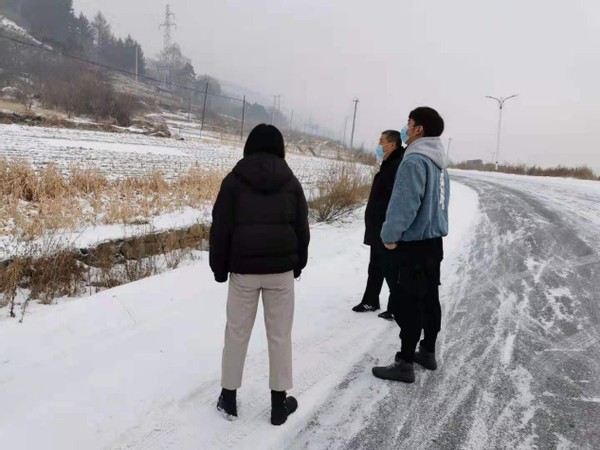 踏雪勘查　现场调解